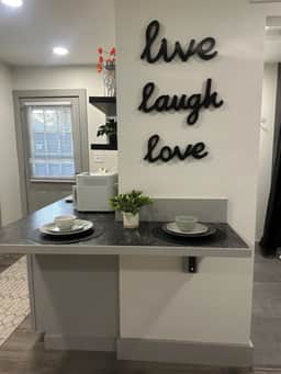 Carriage House - Modern Downtown Studio