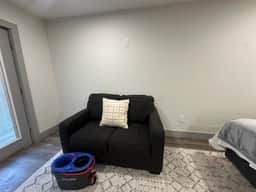 Carriage House - Modern Downtown Studio