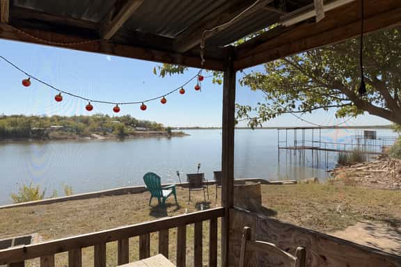 Lakeside Hideaway - Image 1