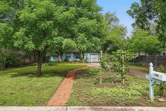 Turquoise Garden Cottage - Image 1