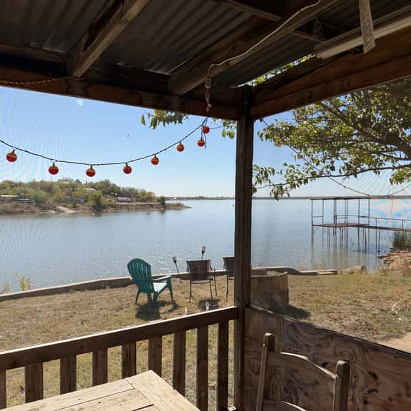 Lakeside Hideaway - Image 1
