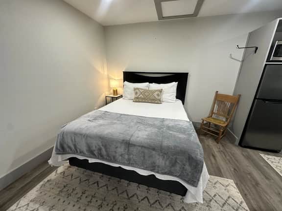 Carriage House - Modern Downtown Studio
