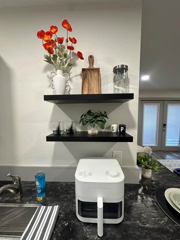 Carriage House - Modern Downtown Studio
