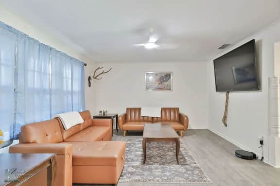 Ivy Lodge (Sleeps 8 | 5 Tvs)