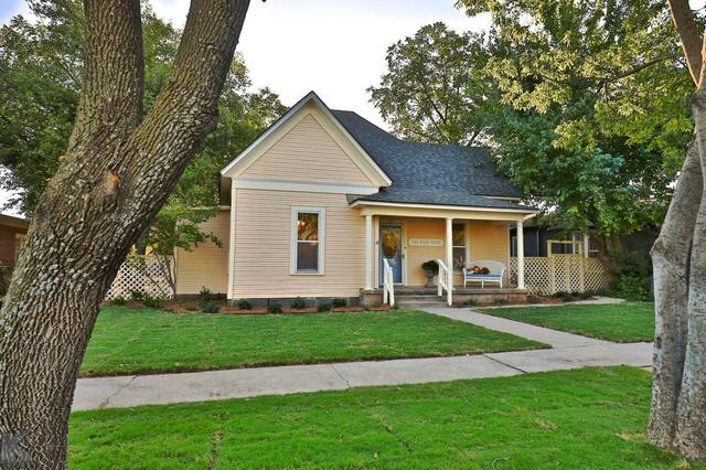 Comfortable stays near Abilene's memorial attractions